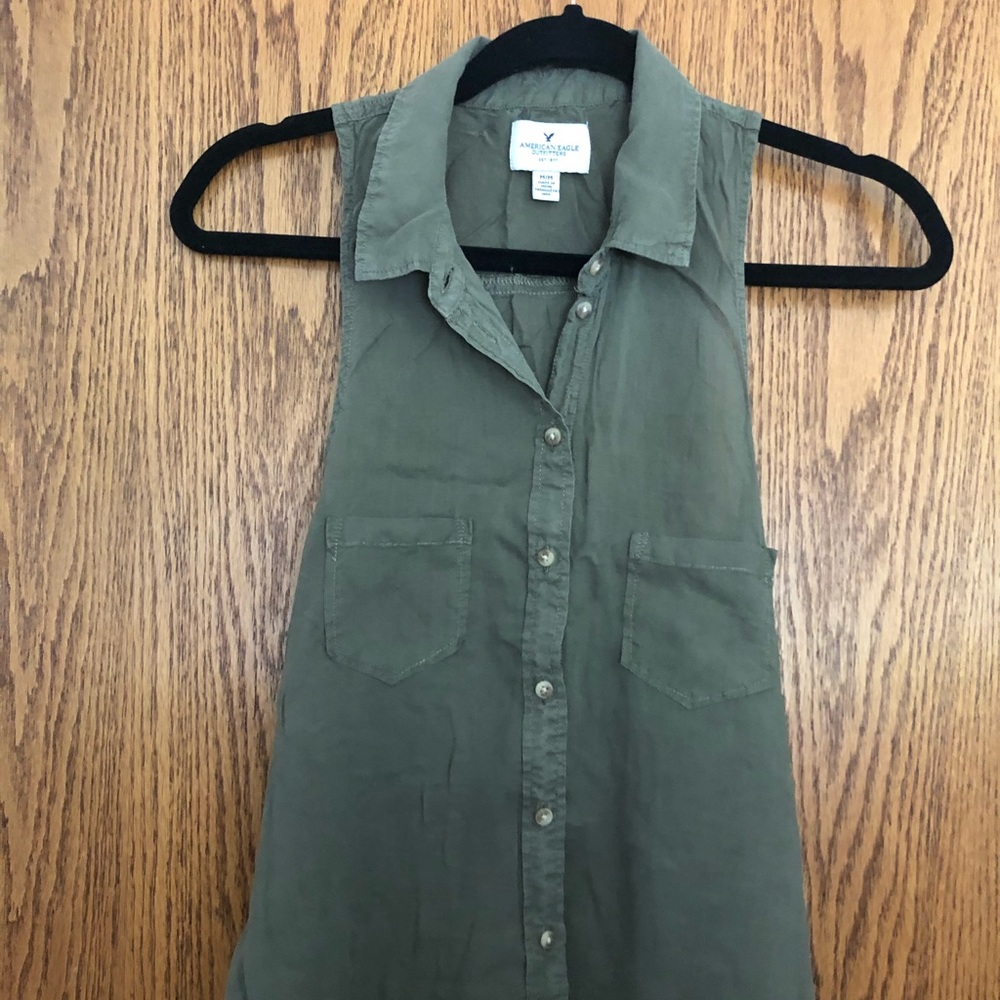 American Eagle sleeveless button up shirt